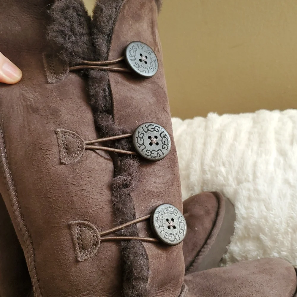 UGG bailey button